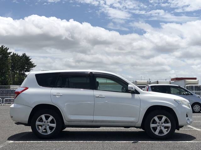 2008 Toyota Vanguard Suv With A Wide Interior And Cool