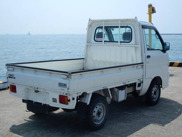 2000 DAIHATSU HIJET TRUCK - Mini truck with a 4 wheel drive and spare