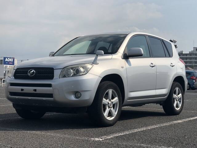 2006 Toyota Rav4 A Hard Cover Of The Back Tire Has A