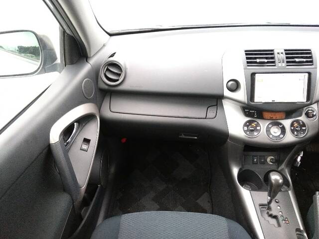 2006 Toyota Rav4 A Hard Cover Of The Back Tire Has A