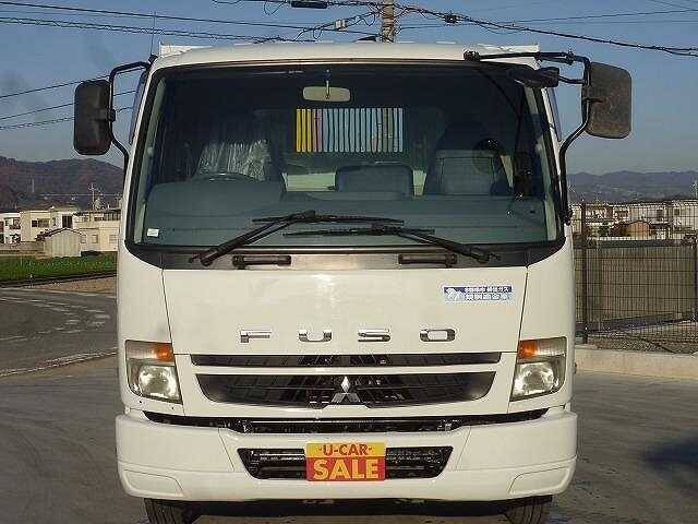 Кабина фусо файтер. Митсубиси Фусо Файтер. Кабина Mitsubishi Fuso Fighter. Фара Fuso Fighter 2006-.