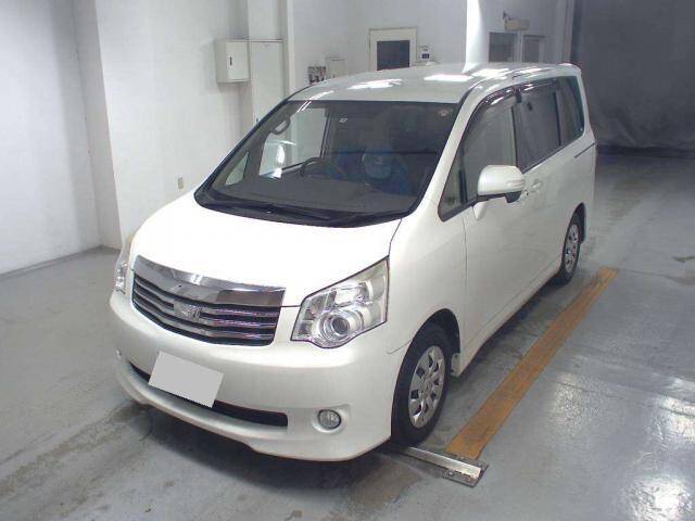 Toyota noah 2013