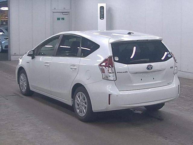Prius Alpha 2015 салон