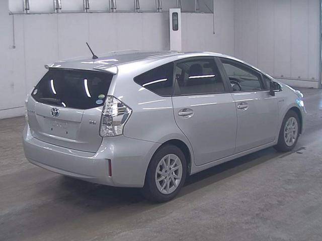 Prius Alpha 2015 салон