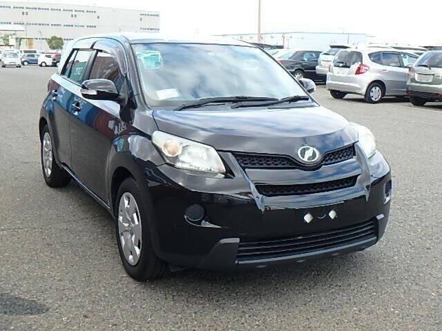 Черный toyota ist