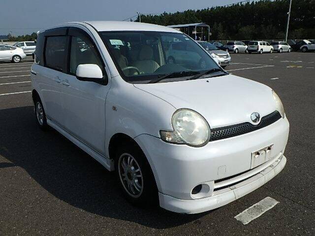 Toyota sienta 2004