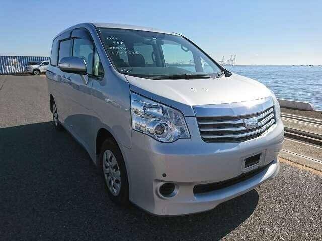 Toyota noah 2013