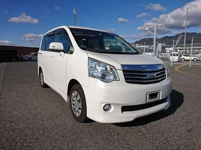 Toyota noah 2013
