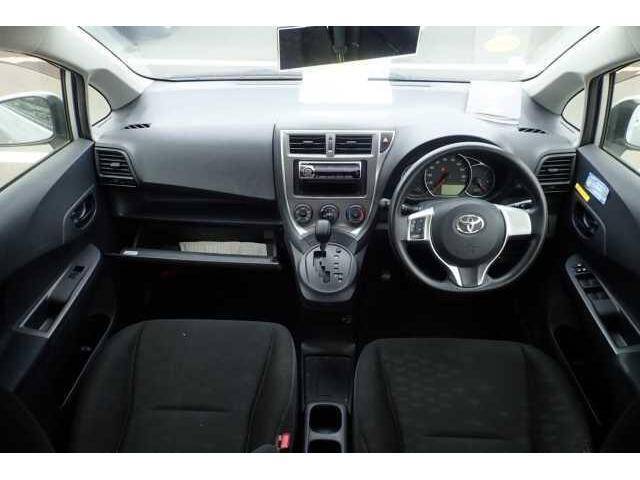 Toyota ractis салон