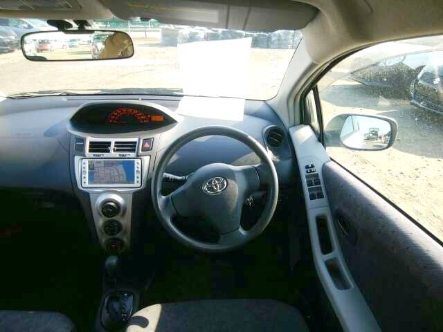 Toyota Vitz 2000 салон