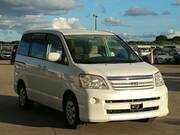 2004 TOYOTA NOAH X