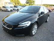 2017 VOLVO V40