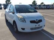 2005 TOYOTA VITZ F