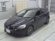 2018 VOLVO V40