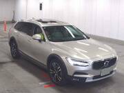 2017 VOLVO V90