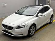 2020 VOLVO V40