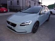 2019 VOLVO V40