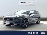 2022 VOLVO V90