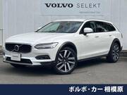 2022 VOLVO V90
