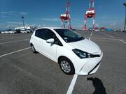2015 TOYOTA VITZ F