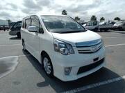 2011 TOYOTA NOAH SI RAYISH