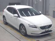 2017 VOLVO V40