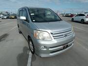 2004 TOYOTA NOAH X