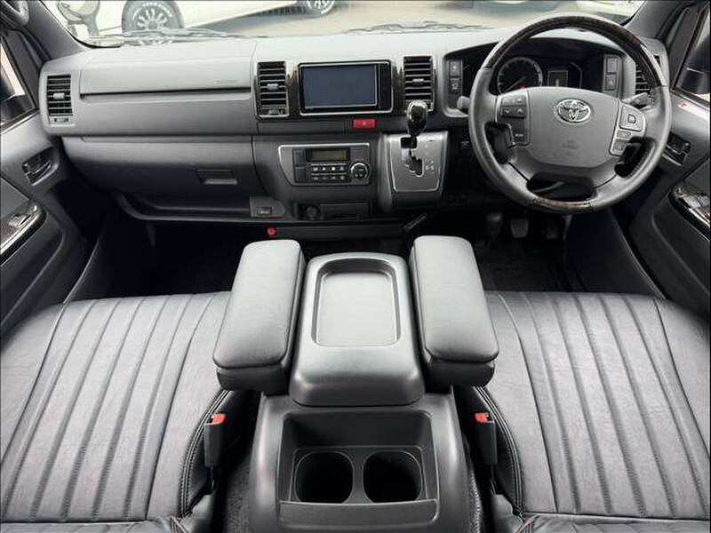 TOYOTA HIACE VAN