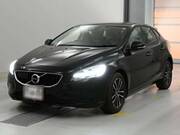 2019 VOLVO V40
