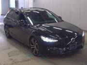 2021 VOLVO V90