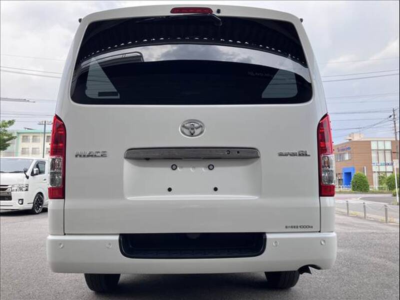 TOYOTA HIACE VAN