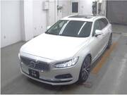 2021 VOLVO V90