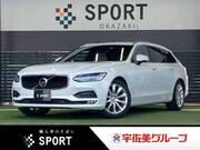 2017 VOLVO V90