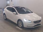 2019 VOLVO V40