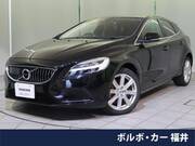 2017 VOLVO V40