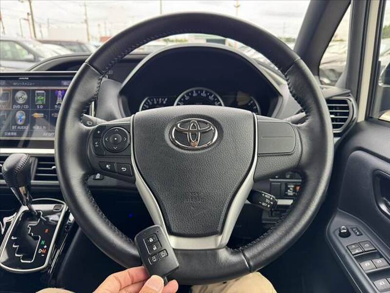 2016 TOYOTA VOXY for sale - more photos