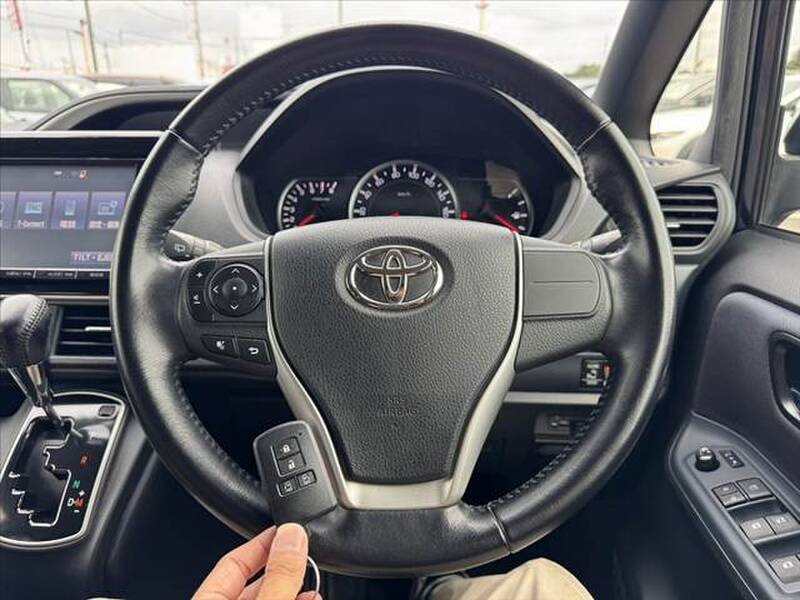 2016 TOYOTA VOXY for sale - more photos