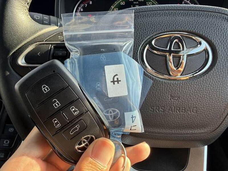 2022 TOYOTA VOXY for sale - more photos