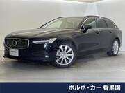 2022 VOLVO V90