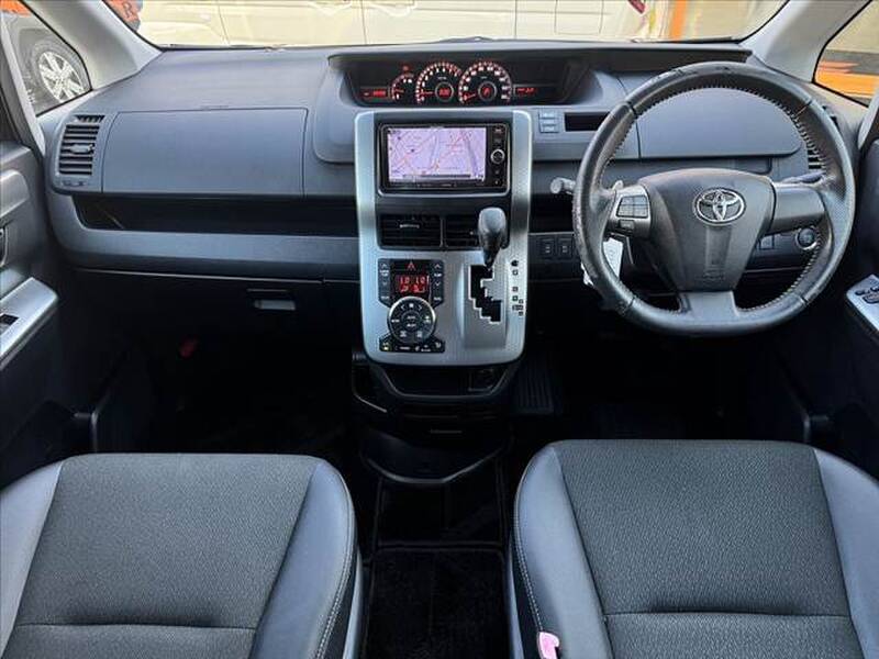2013 TOYOTA VOXY for sale - photo 3
